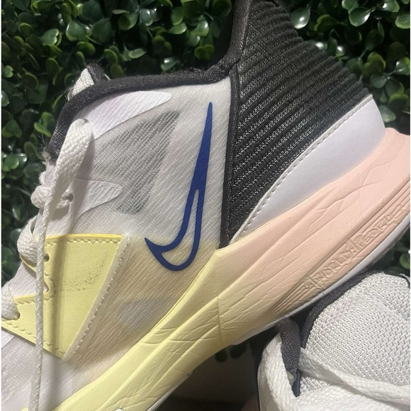 Size 10.5 Nike Kyrie Low White Game with Box Included - Picture 6 of 12
